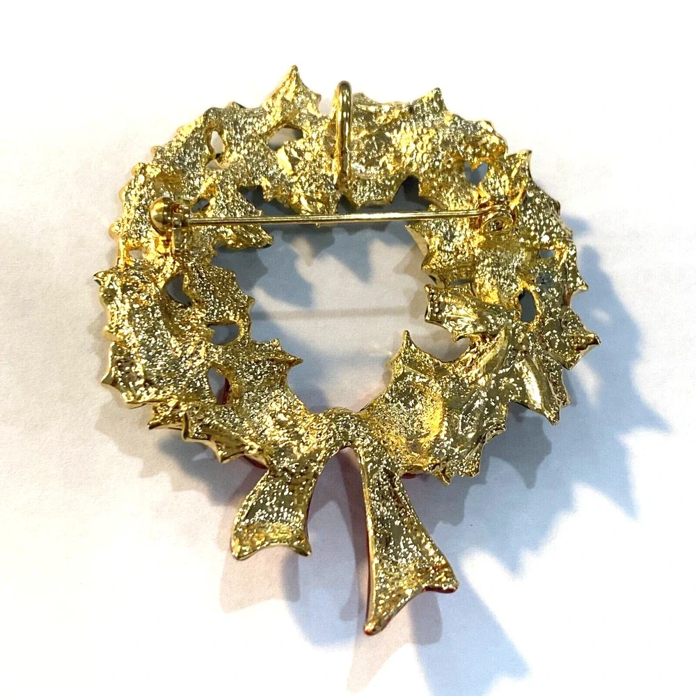 Vintage Christmas brooch goldtone wreath & green enamel pin pendant rhinestones